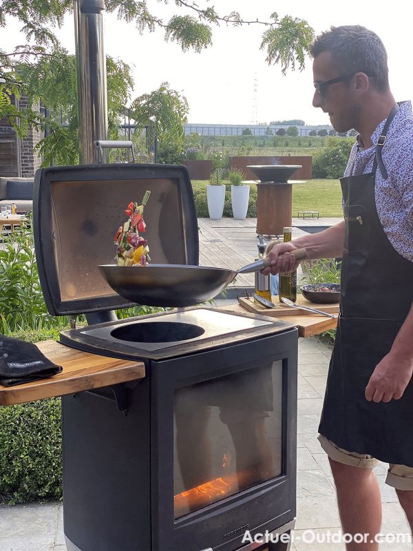 Cuisine au wok sur barbecue